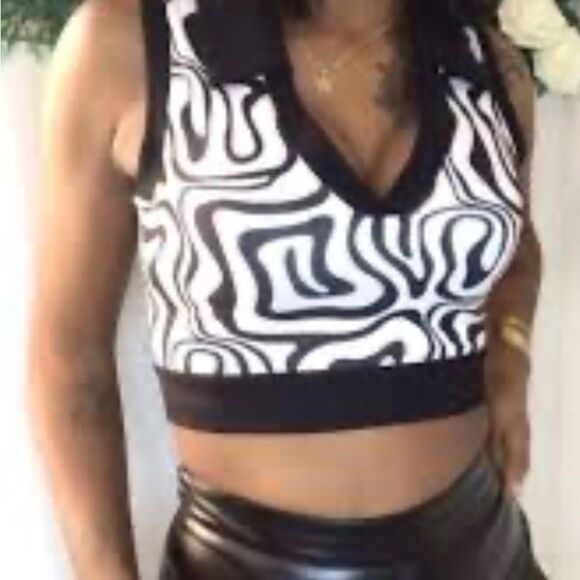 Black and white retro abstract print vneck crop knit tank size small - Picture 3 of 8